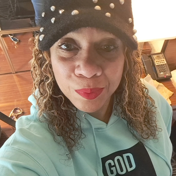 Meet your Posher, Sharon - Picture 1 of 2